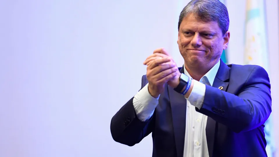 Pesquisa revela que 61% dos eleitores aprovam a gestão do governador, mas a segurança pública registra queda na avaliação.