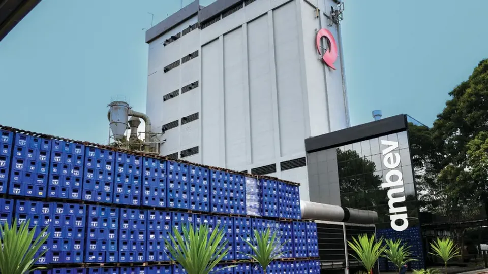 O Conselho de Administração da Ambev definiu o pagamento de JCP e dividendos, totalizando R$ 10,5 bilhões, com datas específicas.