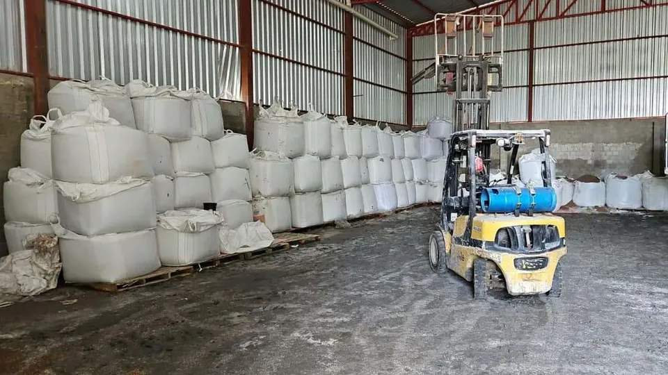 Ações em Curitiba e Ponta Grossa resultaram na prisão de dez pessoas e na apreensão de um adolescente, além da recuperação de R$ 191 mil em mercadorias.
