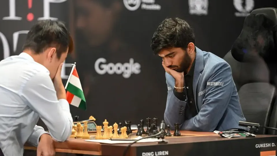 O indiano Dommaraju Gukesh derrotou o atual campeão Ding Liren e fez história no xadrez mundial nesta quinta-feira.