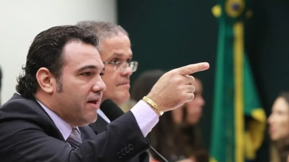 Deputados da base governista e bolsonaristas se enfrentam em meio a gritos e interrupções durante reunião da comissão.