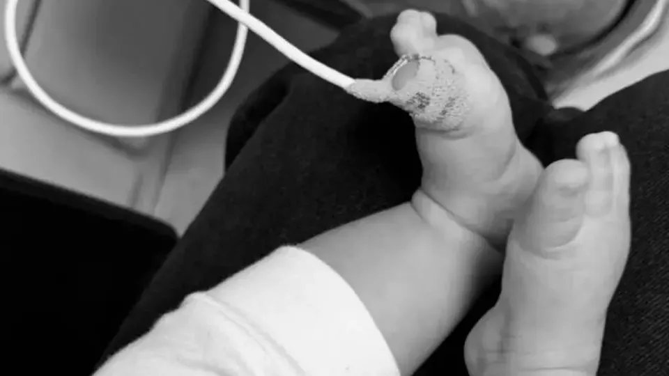 Após preocupações com a saúde de Helena, mãe Amanda Kimberlly tranquiliza fãs e destaca recuperação da bebê.