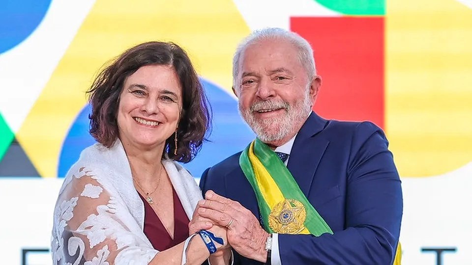 Medida permite que crianças e adolescentes iniciem tratamentos hormonais, suscitando debates sobre direitos e saúde pública