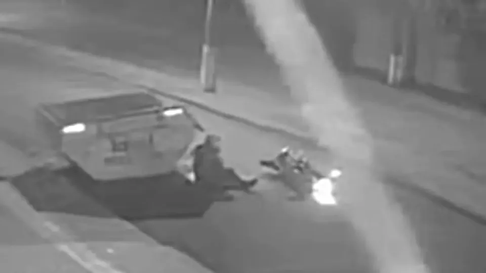 Um jovem ficou ferido ao empinar sua motocicleta e bater em uma caçamba de entulhos; ele foi hospitalizado, mas não corre risco de morte.
