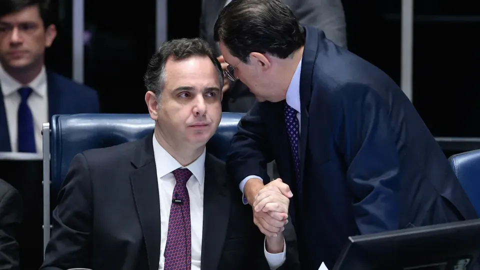O texto-base da reforma tributária foi aprovado com 49 votos a favor e 19 contra; proposta agora retorna à Câmara dos Deputados.