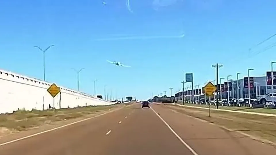 Um avião fez um pouso forçado em uma rodovia no Texas, resultando em danos significativos.