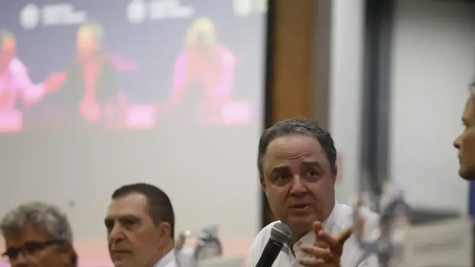 O médico Roberto Kalil confirmou que a retirada do dreno ocorrerá por volta das 19h, após embolização preventiva realizada pela manhã.