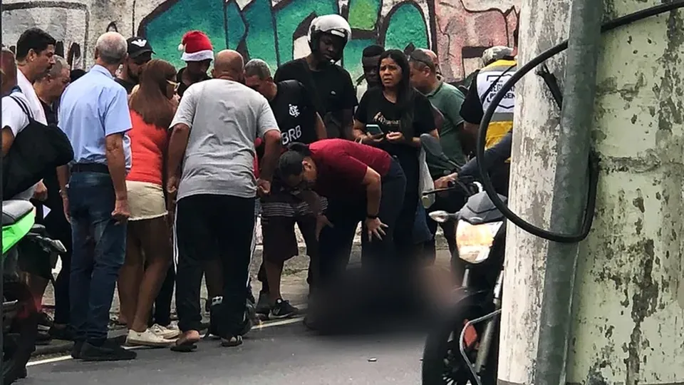 Policial foi abordado por criminosos enquanto estava com a filha; ela foi ferida na perna e levada ao hospital.