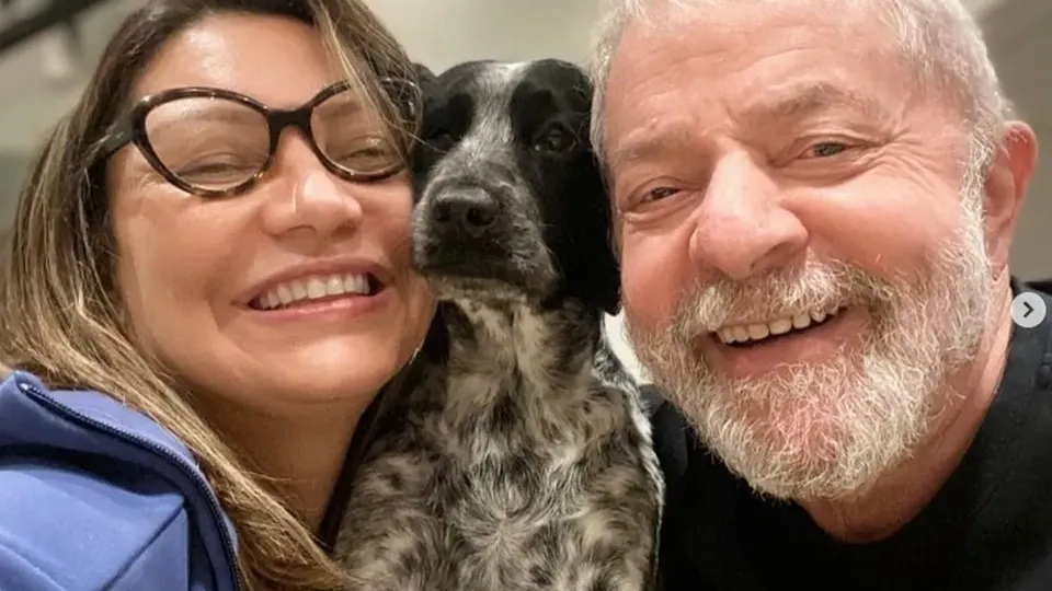 Após cirurgia, Janja compartilha foto antiga e diz que Lula está 'muito bem'