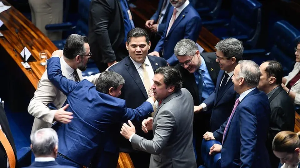 Texto-base foi aprovado por 49 votos a 19; senadores ainda devem analisar emendas e trechos específicos.