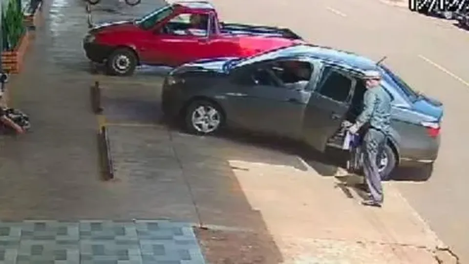 Um sacerdote foi vítima de um assalto em Lindoeste, no Paraná, após dar carona a um homem armado. A polícia investiga o caso.