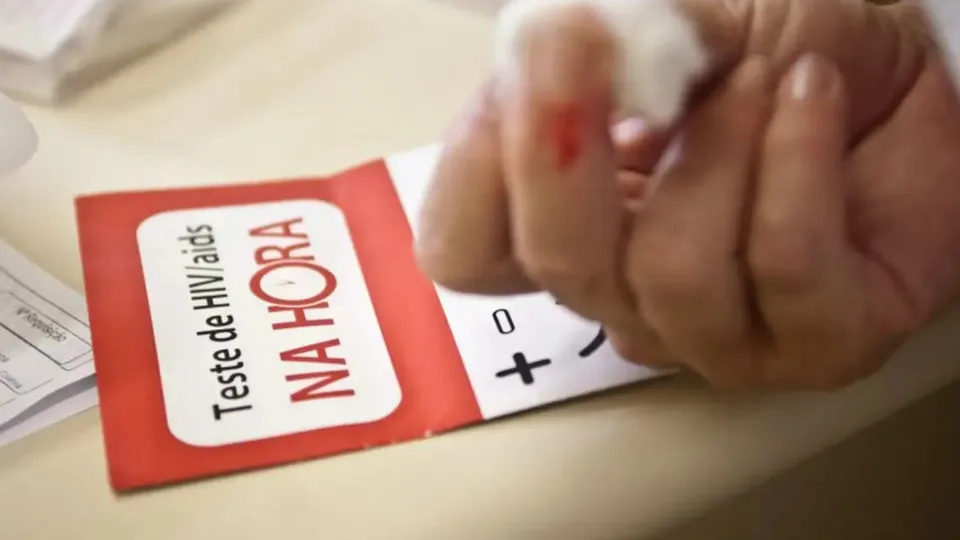 O Brasil teve um aumento de 4,5% nos casos de HIV em 2023, mas a taxa de mortalidade caiu para 3,9 óbitos, a menor desde 2013.
