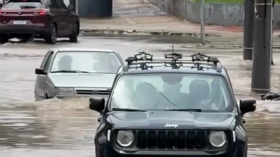 Vídeo mostra compacto superando enchente enquanto SUV fica preso; moradores comemoram a travessia