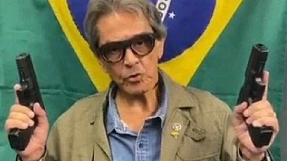 Ministros votam pela condenação do ex-deputado por incitação à violência e outros crimes; divergência sobre a pena é registrada.