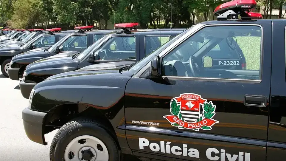A Polícia Federal deflagrou a Operação Latus Actio II, prendendo um investigador e realizando buscas em endereços de outros policiais e artistas.