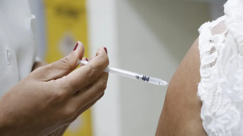 Ministério da Saúde atualiza estratégia de vacinação, incluindo novo imunizante e ampliando o calendário para gestantes e idosos.