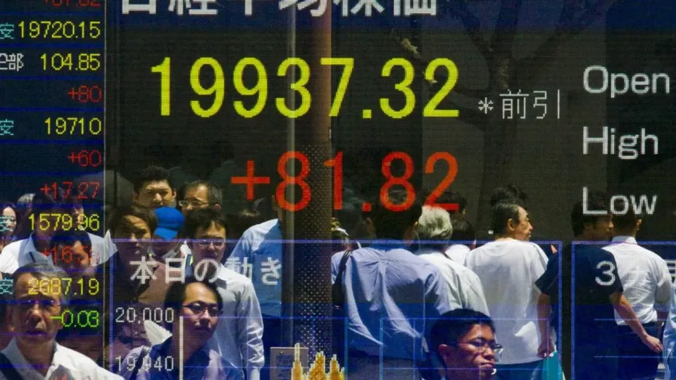 Índices acionários da China registram perdas significativas, refletindo frustração com falta de detalhes sobre políticas econômicas.