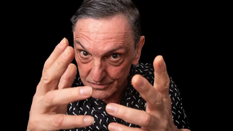 O ex-vocalista dos Titãs, Paulo Miklos, está hospitalizado, mas sua equipe garante que não há gravidade no quadro clínico.