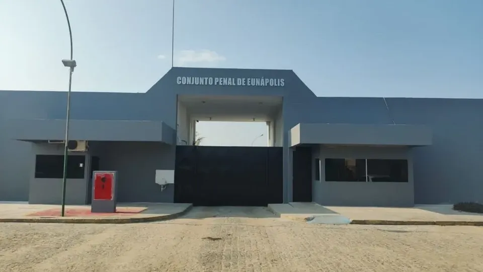 Um grupo de homens armados invadiu o Conjunto Penal de Eunápolis, permitindo a fuga dos internos durante troca de tiros.