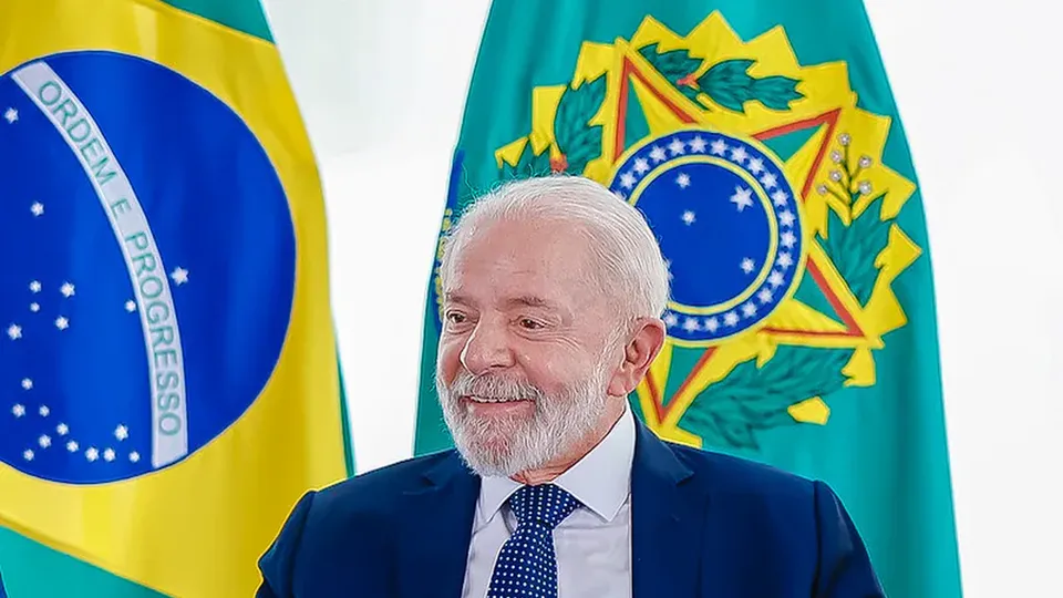O presidente Luiz Inácio Lula da Silva pode ser transferido para um quarto do hospital após três dias de internação na UTI.