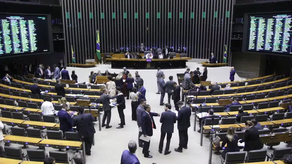 Com a votação do pacote fiscal se aproximando, a Câmara dos Deputados aprova mudanças que flexibilizam o Estatuto do Desarmamento e endurecem penas.