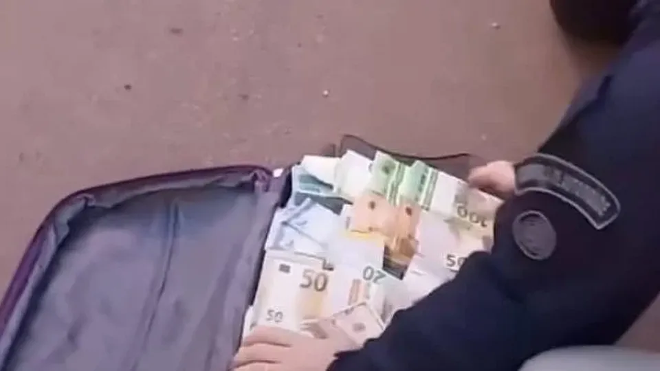 Menor aprendiz foi enganada por gerente para transportar dinheiro furtado em caixas de papelão em Vitória, ES.