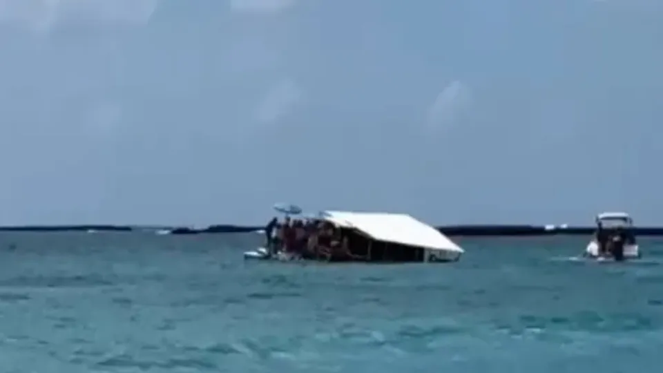Um catamarã naufragou na Praia de Barra Grande, em Maragogi, deixando uma pessoa morta e outras feridas nesta sexta-feira.