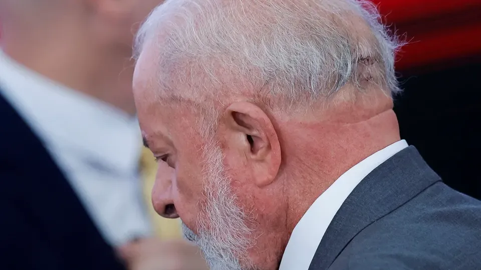 Após cirurgia de emergência, presidente está lúcido e orientado, com previsão de alta para a próxima semana.