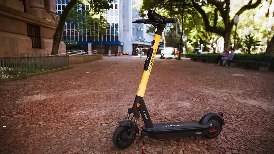 A Whoosh inicia operação com mil patinetes na Zona Oeste; regras incluem proibição de uso em calçadas e limite de 20 km/h.