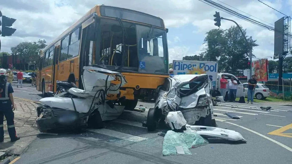 Um ônibus desgovernado colidiu com vários veículos em Curitiba, resultando em uma morte e quatro feridos na manhã desta sexta-feira.