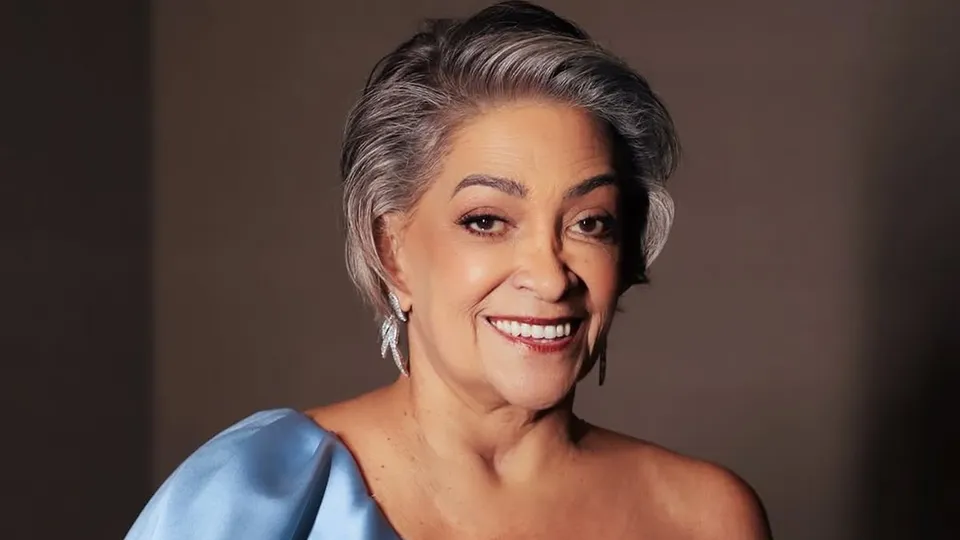 A influenciadora digital Fernanda Britto, conhecida por suas dicas de etiqueta, enfrenta complicações de saúde no Rio.