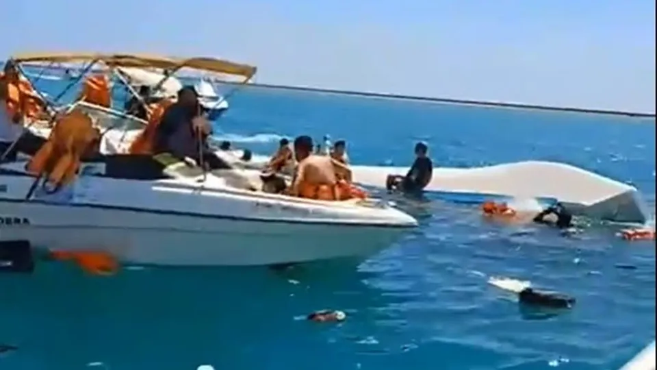 Um catamarã que transportava 57 pessoas afundou em Maragogi, Alagoas, durante passeio, resultando em uma morte confirmada.
