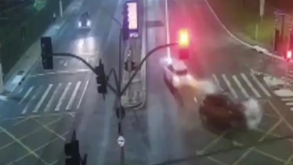 Imagens capturadas por câmeras de segurança revelam a imprudência do motorista em São Paulo.