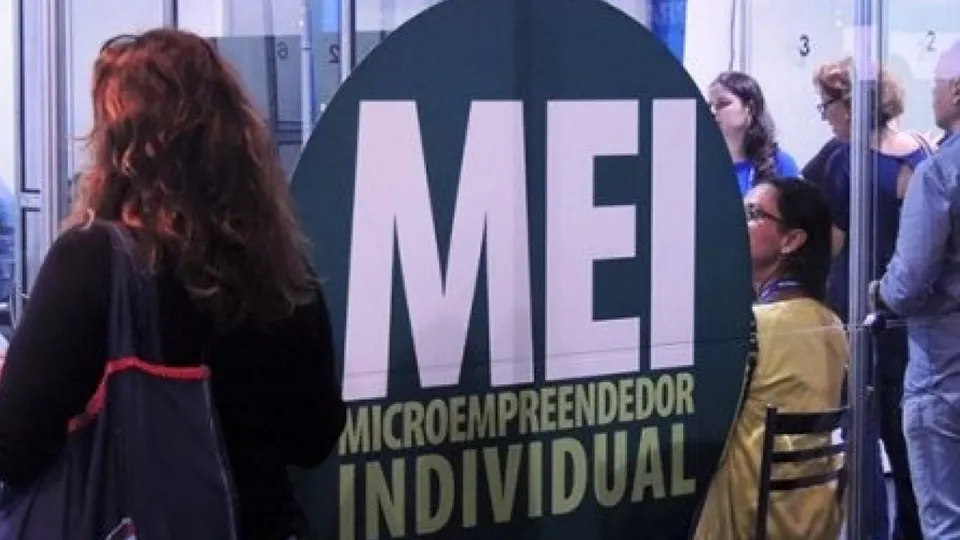 Estudo aponta que 93% dos MEIs endividados aderiram ao programa Desenrola, mas a situação financeira permanece crítica.