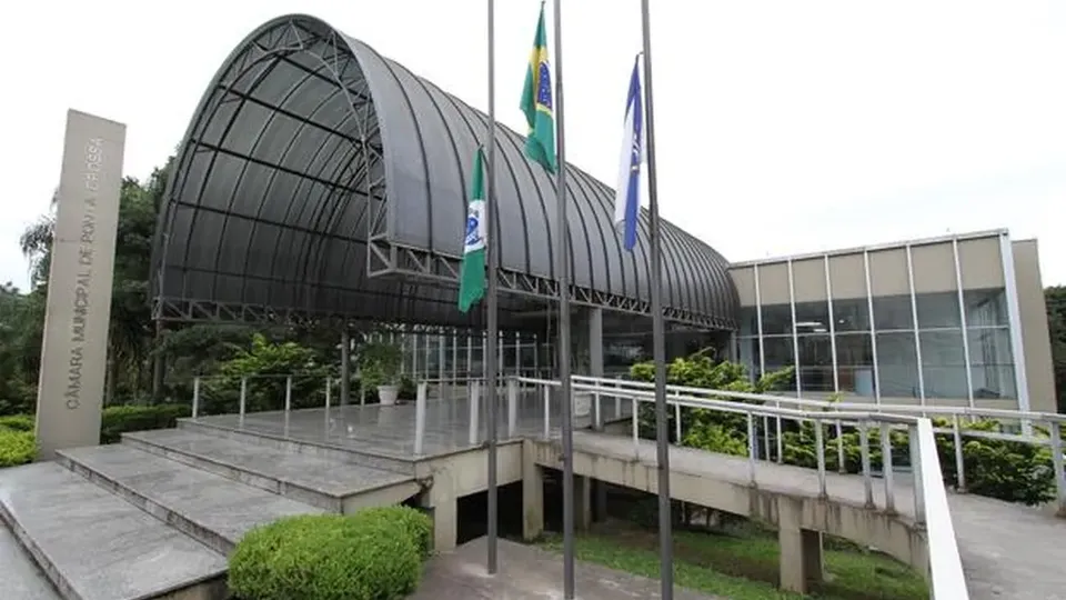 Decisão gera indignação ao elevar salários de vereadores e da prefeita em mais de 50%. Aumento pode ser visto como desproporcional.