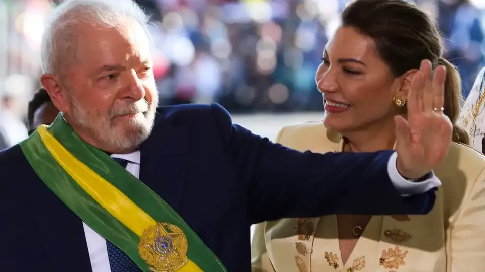 É mentira que Janja pode assumir presidência em caso de afastamento de Lula