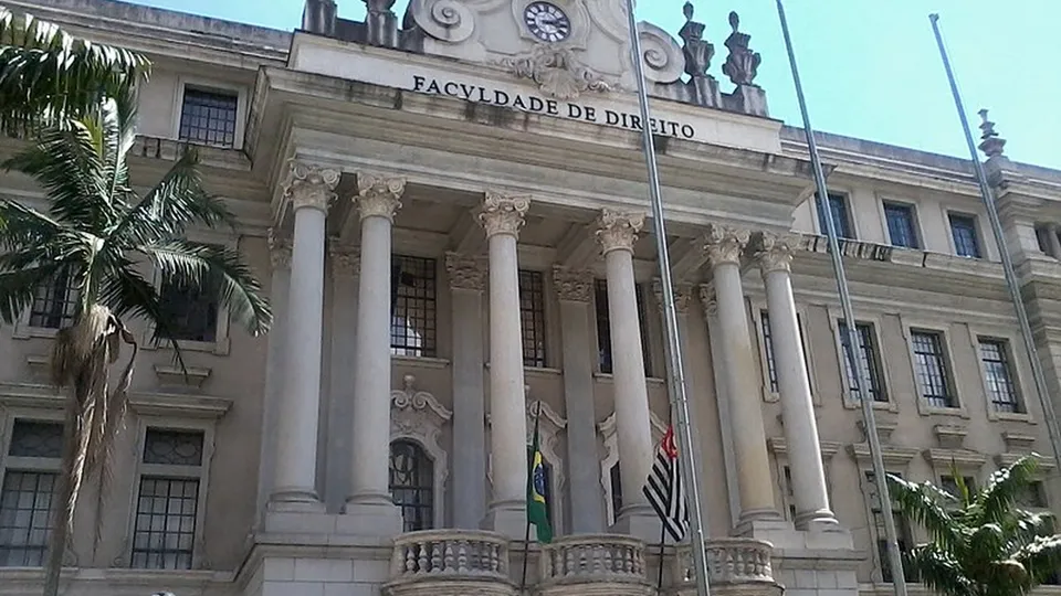 A decisão visa garantir a apuração das denúncias contra Alysson Mascaro, que nega as acusações e se diz alvo de perseguição.
