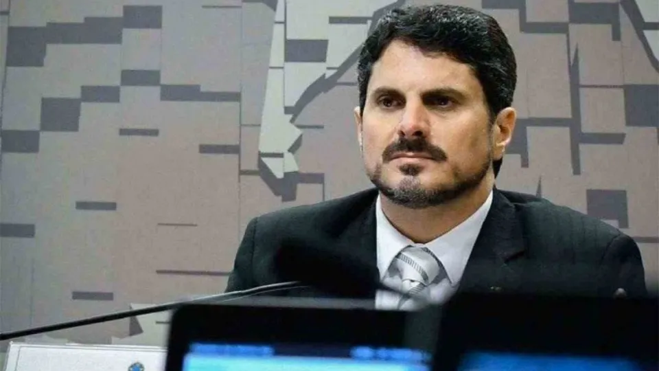Decisão unânime da Primeira Turma do STF impede senador de deixar o país e utilizar suas contas nas redes sociais.