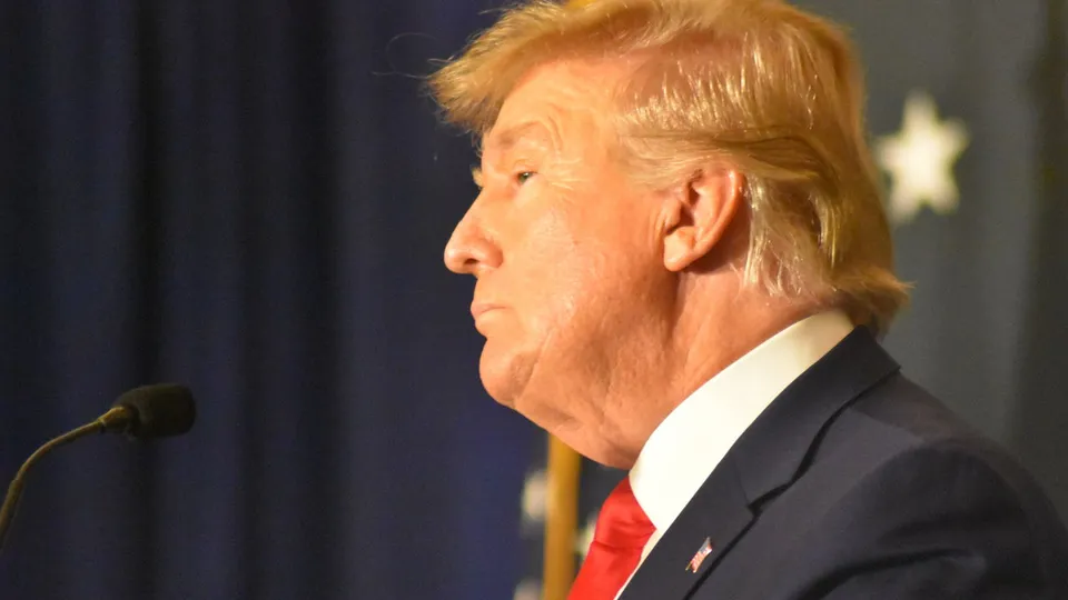 O ex-presidente Donald Trump destaca sua intenção de usar forças armadas para deportar imigrantes irregulares, levantando questões legais.