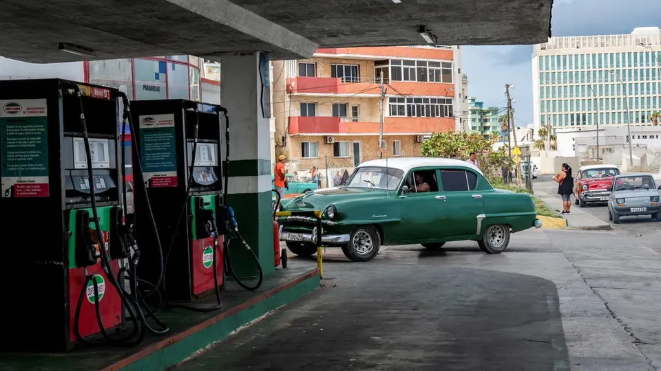 Após meses de apagões, cubanos lidam com a falta de combustível, resultando em longas filas e postos de gasolina fechados.
