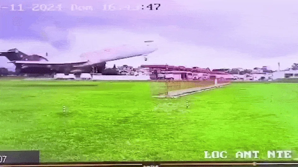 Um Boeing 727-200 quase se acidentou após decolar em baixa altitude, resultando em danos à aeronave. Relatório aponta falhas na operação.