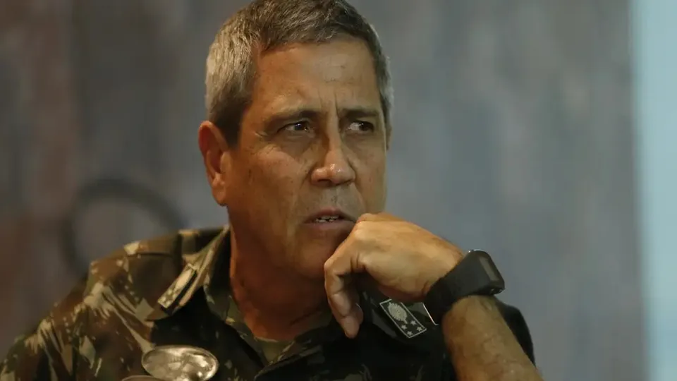 Ex-vice de Bolsonaro é alvo de inquérito sobre tentativa de golpe e ficará sob custódia do Exército.