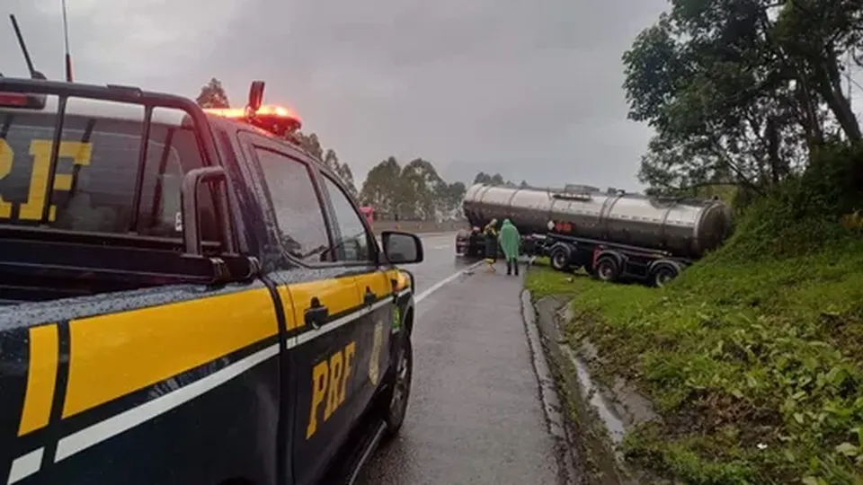 Colisão entre caminhão-tanque e carro resulta em duas mortes na BR-277