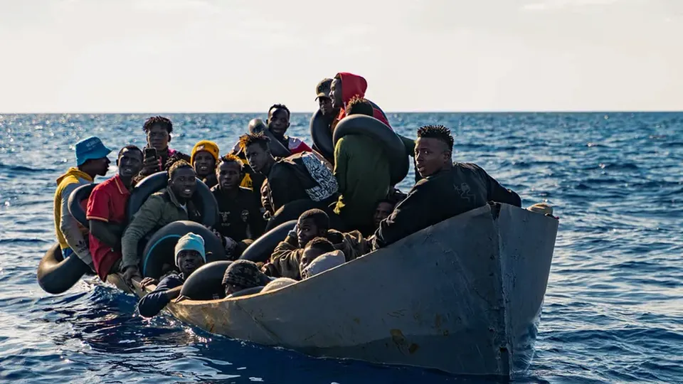 Cinco migrantes perderam a vida e 40 estão desaparecidos após naufrágio próximo a Creta; 39 sobreviventes foram resgatados.