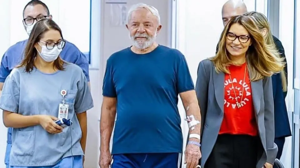 Boletim médico informa que presidente está lúcido, caminhando e com alta prevista para a próxima semana