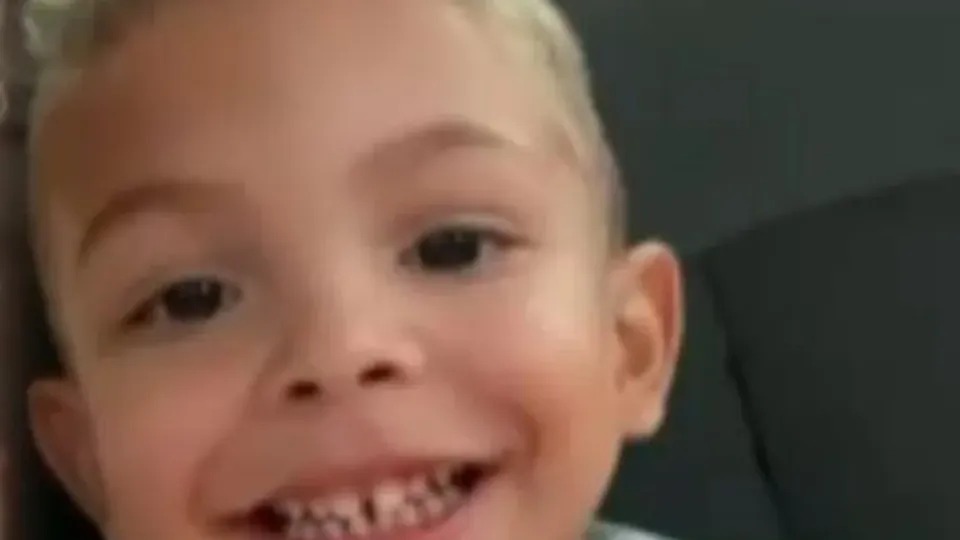 Davi, de 4 anos, foi baleado durante uma briga entre os pais, com envolvimento de traficantes locais.