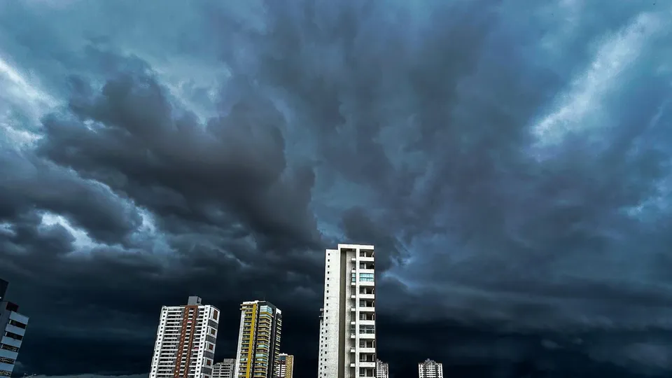 O INMET alerta para chuvas fortes e ventos no Sul do Brasil entre 14 e 15 de dezembro, com riscos à população.