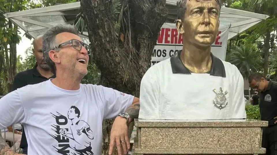 Neto é homenageado com busto no Parque São Jorge e se emociona com tributo