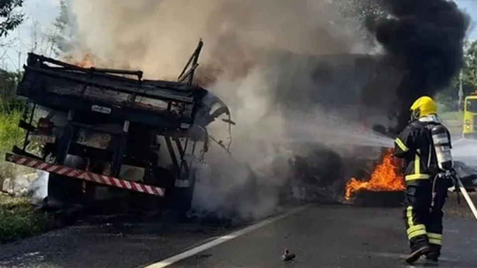 Acidente entre caminhões em Goiás resulta em quatro mortes e incêndio