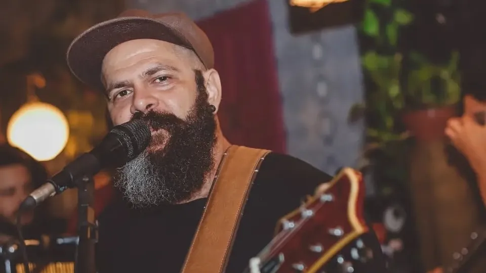 O cantor se recuperava de um AVC quando teve um mal súbito em casa; causa da morte não foi divulgada.